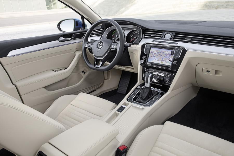  Volkswagen Passat Variant GTE 2015 года  (фото 17 из 30)